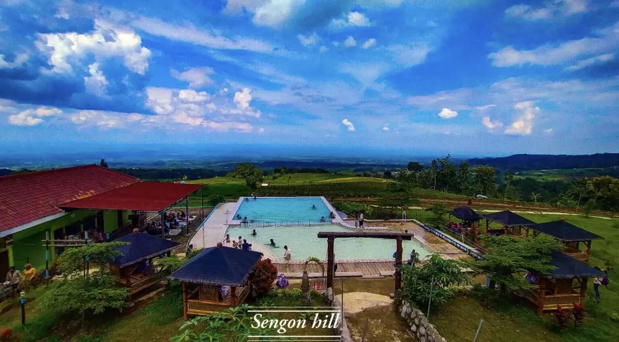 Pemandangan indah Sengon Hills dengan bukit hijau dan langit biru